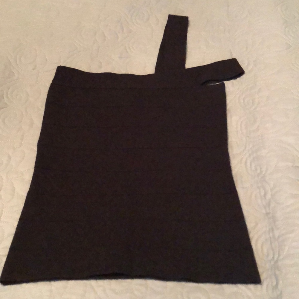 Sleeveless fitted black top
